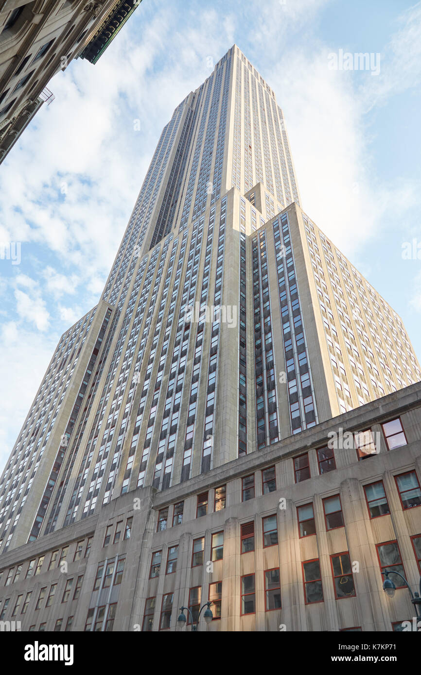 Empire State Building Low Angle View mit Blau und bewölkter Himmel in New York Stockfoto