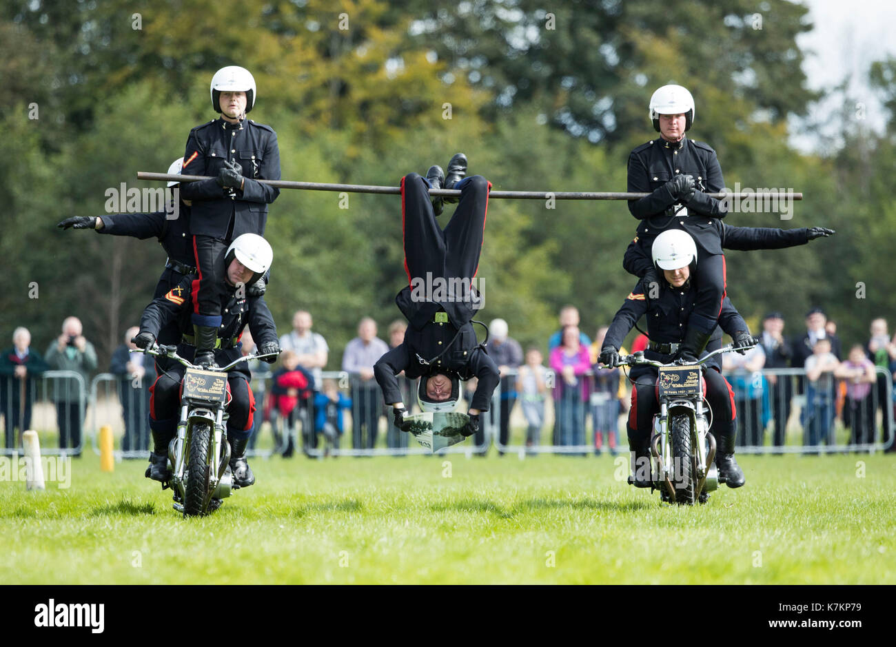 Motorrad display Team das Weiße Helme Teil in einem Display am letzten Tag der öffentlichen Aufführungen nach 90 Jahren der waghalsige Stunts und Akrobatik während der preston Militärischen zeigen an Fulwood Kaserne, Lancashire. Stockfoto