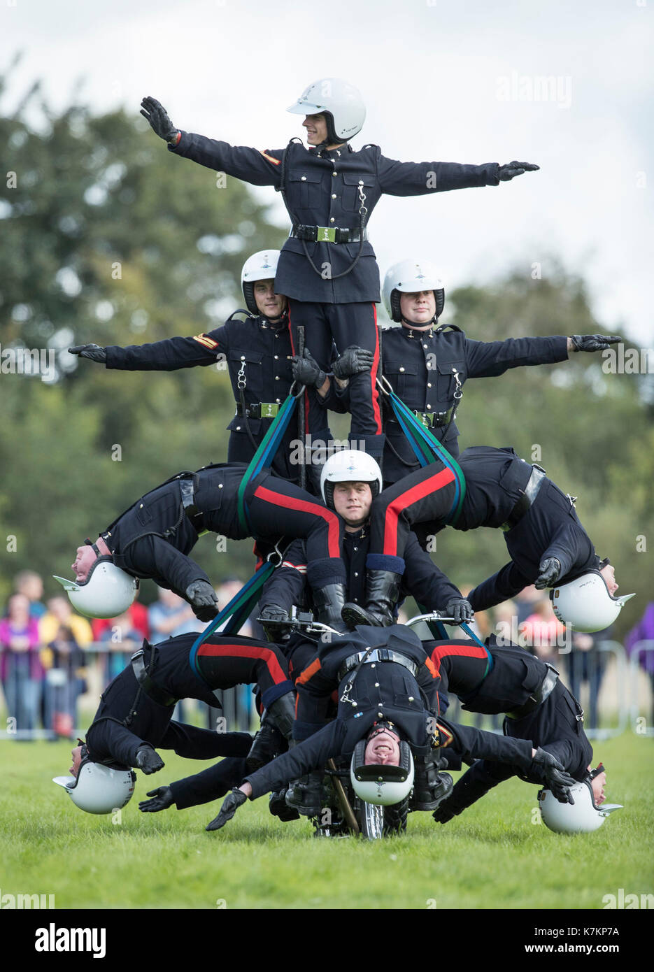 Motorrad display Team das Weiße Helme Teil in einem Display am letzten Tag der öffentlichen Aufführungen nach 90 Jahren der waghalsige Stunts und Akrobatik während der preston Militärischen zeigen an Fulwood Kaserne, Lancashire. Stockfoto