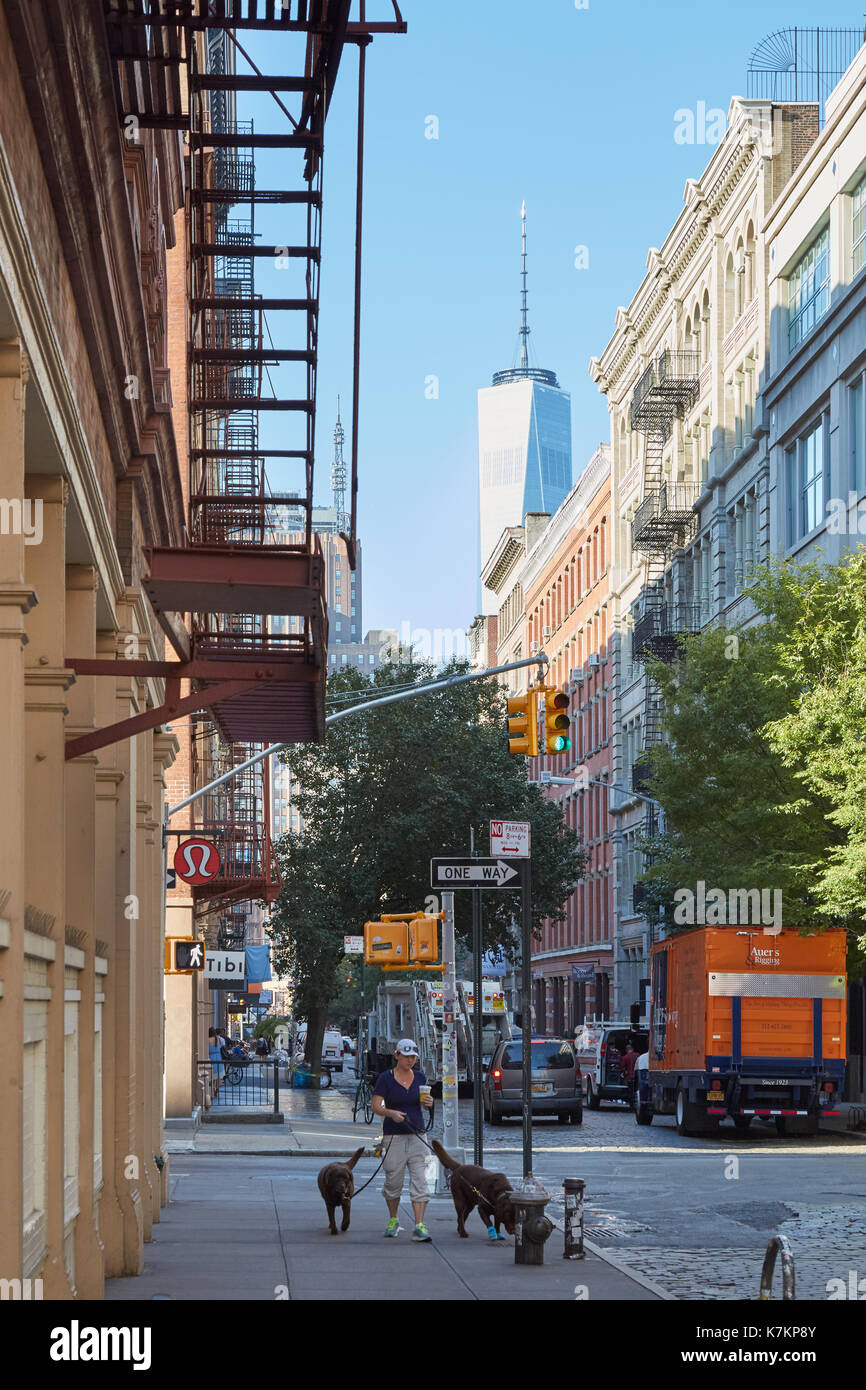 Soho Street mit Person mit Hunden und das One World Trade Center Blick morgens in New York Stockfoto