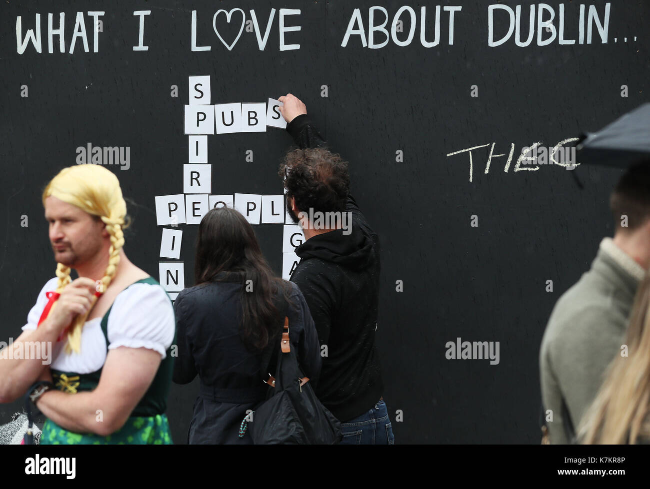 Mitglieder der Öffentlichkeit auf die "Was ich Liebe über Dublin 'Wand während der BlueFire Straße fest in Smithfield, Dublin hinzufügen. Stockfoto