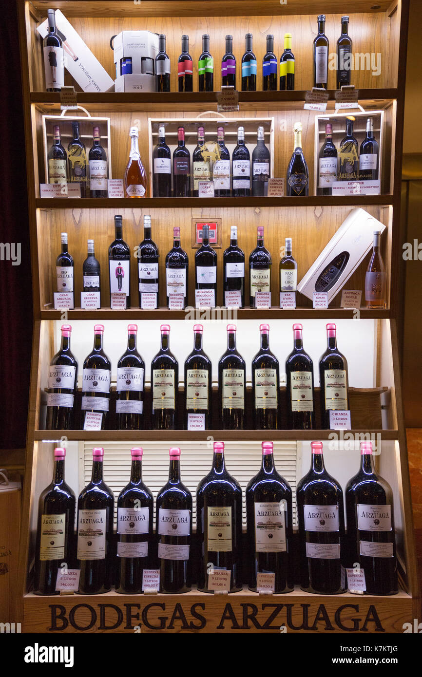 Flaschen Rotwein von Bodegas Arzuaga - Crianza, Reserva - Ribera del Duero Wein Produktion durch den Fluss Duero, Navarro, Spanien Stockfoto