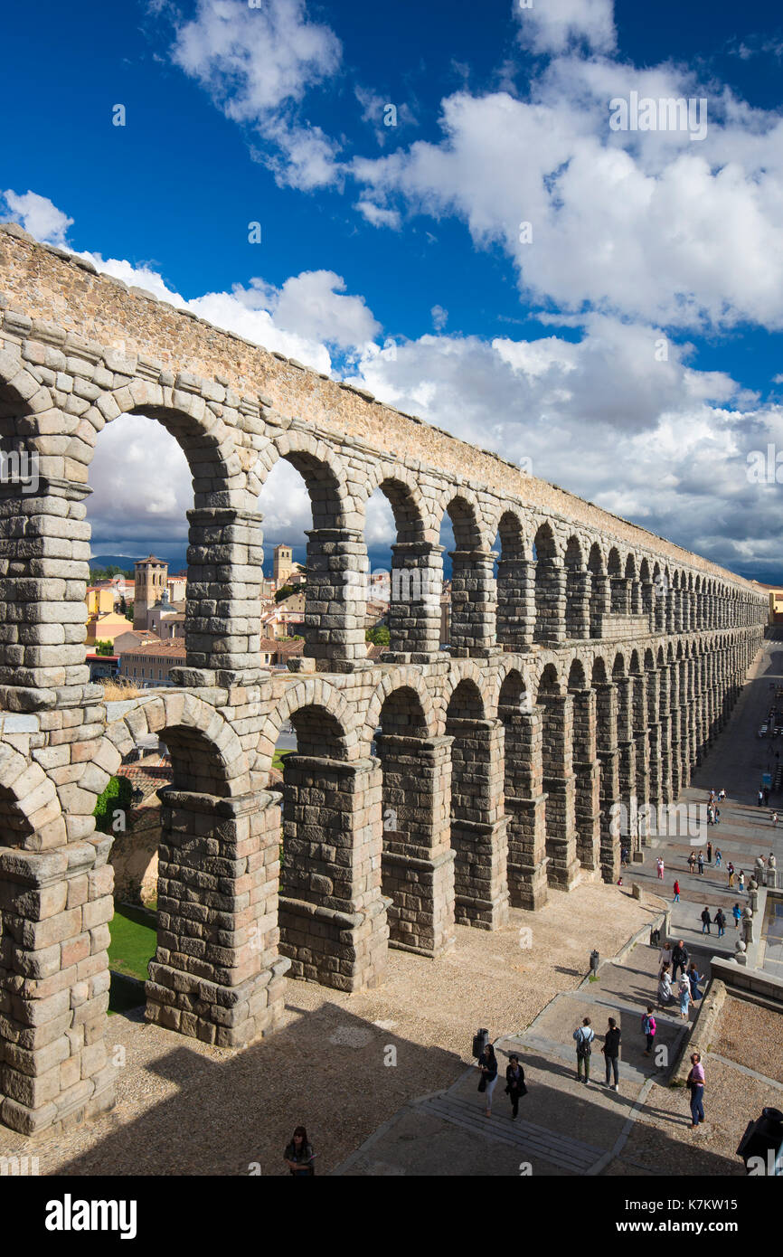 Berühmte spektakuläre römische Aquädukt, gebaut aus Granitblöcken, und der Plaza del Azoguejo, Segovia, Spanien Stockfoto