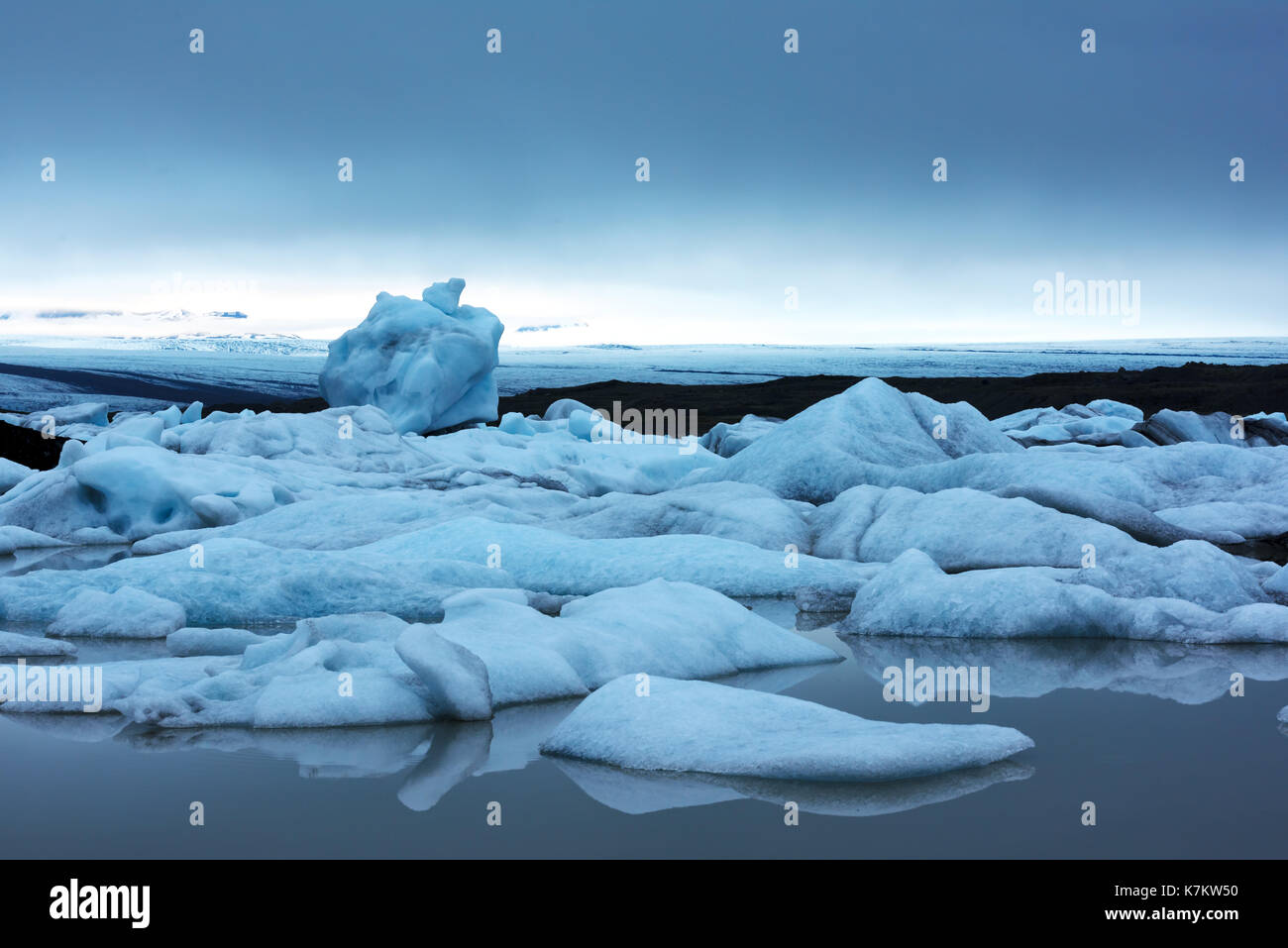 Eisberge in der Gletscherlagune Fjallsarlon. Vatnajökull-Nationalpark, Südost-Island, Europa. Stockfoto