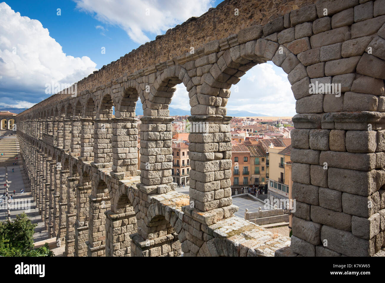 Berühmte spektakuläre römische Aquädukt, gebaut aus Granitblöcken, und der Plaza del Azoguejo, Segovia, Spanien Stockfoto