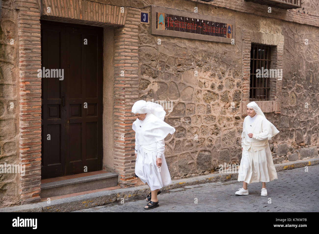 Römisch-katholische Nonnen, die traditionelle Gewohnheit auf dem Weg zur Masse in Segovia, Spanien Stockfoto