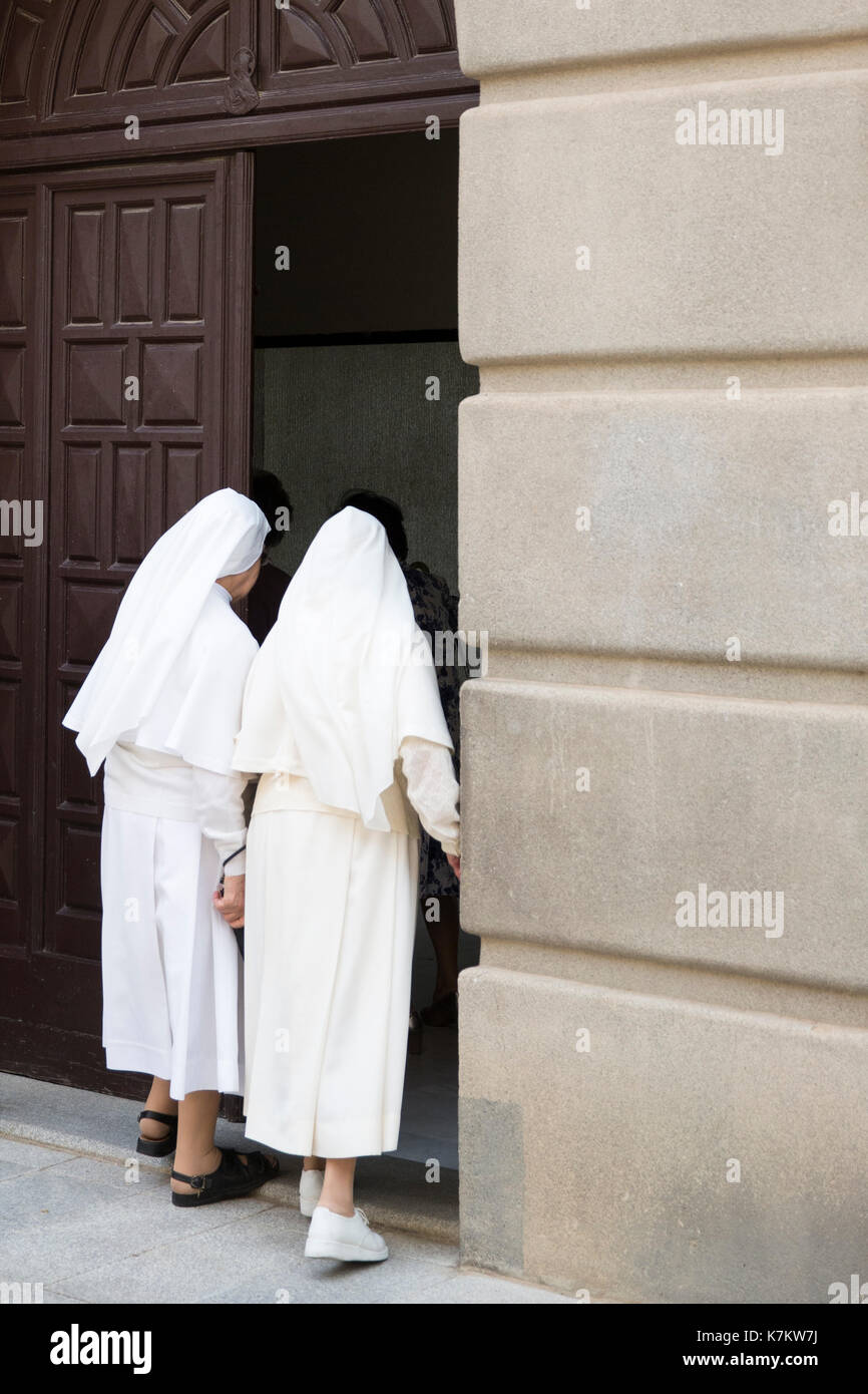 Römisch-katholische Nonnen, die traditionelle Gewohnheit auf dem Weg zur Masse in Segovia, Spanien Stockfoto