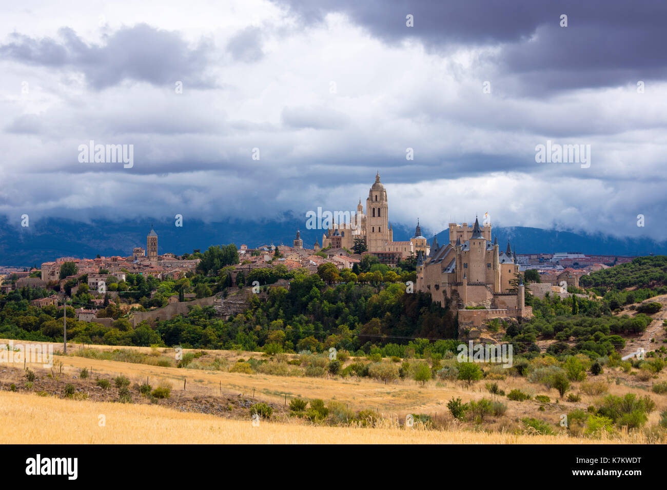 Berühmten Blick auf Alcazar Schloss - Palast und Festung, die Disney Schloss inspiriert, und die Kathedrale, Segovia, Spanien Stockfoto