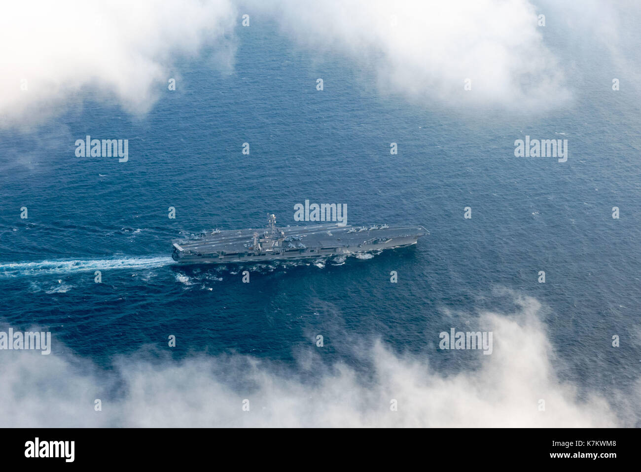 Der Nimitz-Klasse Flugzeugträger USS John C Stennis (CVN 74) den Pazifischen Ozean Transite. Stockfoto