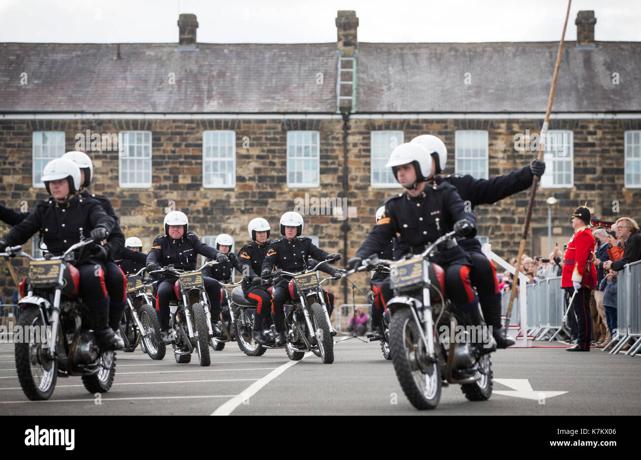 Am letzten Tag ihrer öffentlichen Auftritte, Motorrad display Team das Weiße Helme Teil am großen Finale des Preston militärischen Zeigen an Fulwood Kaserne, Preston. Stockfoto
