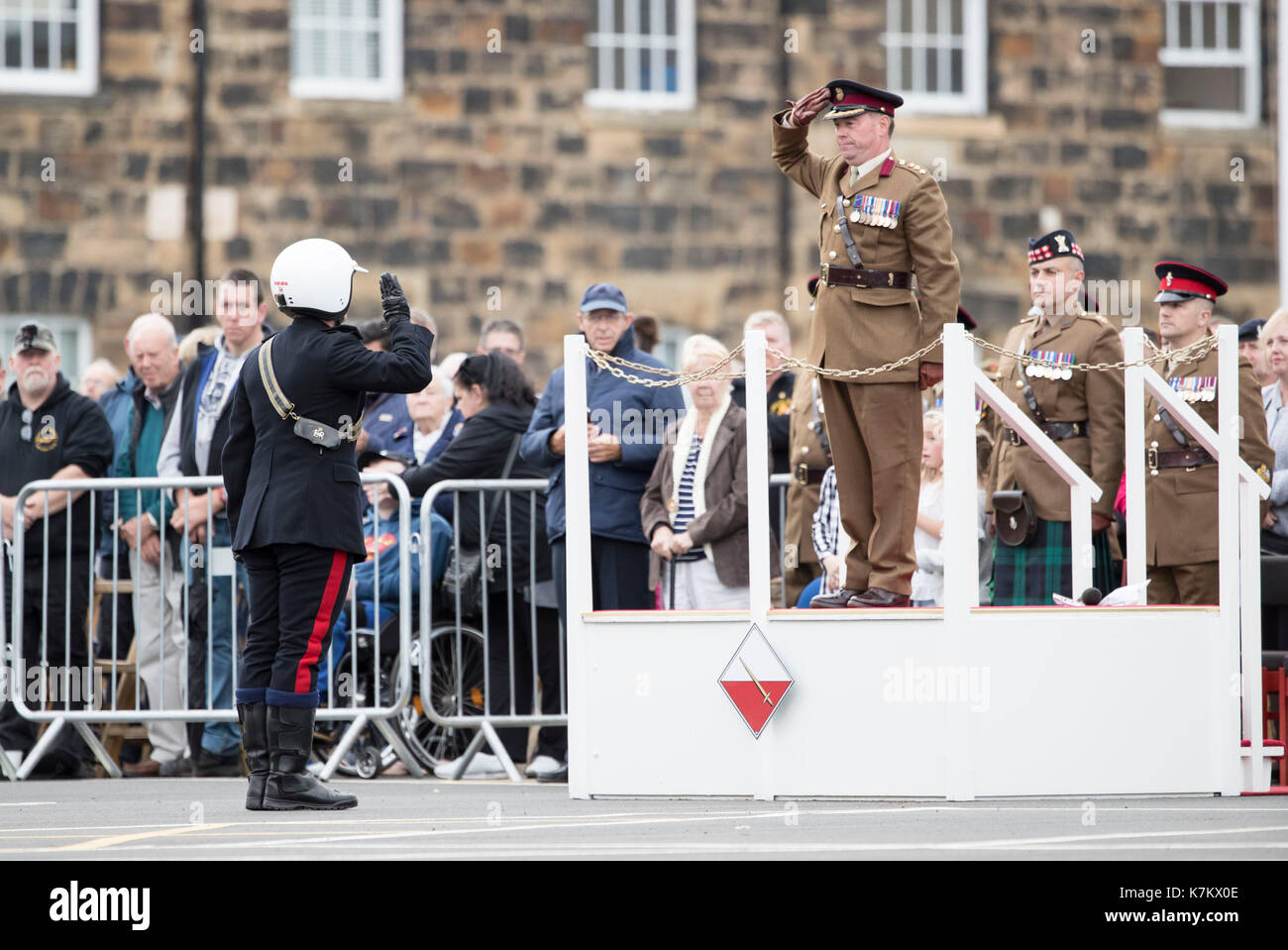 Am letzten Tag ihrer öffentlichen Auftritte, ein Mitglied der Motorrad display Team das Weiße Helme begrüßt Kontrollbeamten Colonel Philip Harrison, während das Grand Finale der Preston militärischen Zeigen an Fulwood Kaserne, Preston. Stockfoto