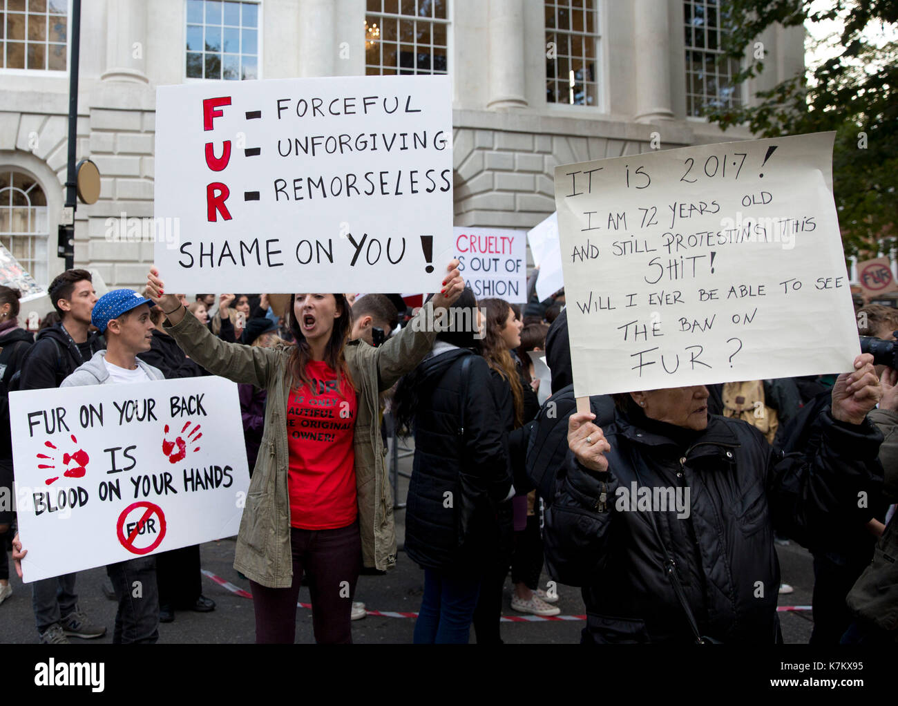 Redaktion: HINWEIS SPRACHE AUF PLAKATEN Anti-pelz Demonstranten protestieren vor der Burberry London Fashion Week SS 18 zeigen außerhalb der Sitzungen House in London. PRESS ASSOCIATION. Bild Datum: Samstag, September 16, 2017. Photo Credit: Isabel Infantes/PA-Kabel Stockfoto