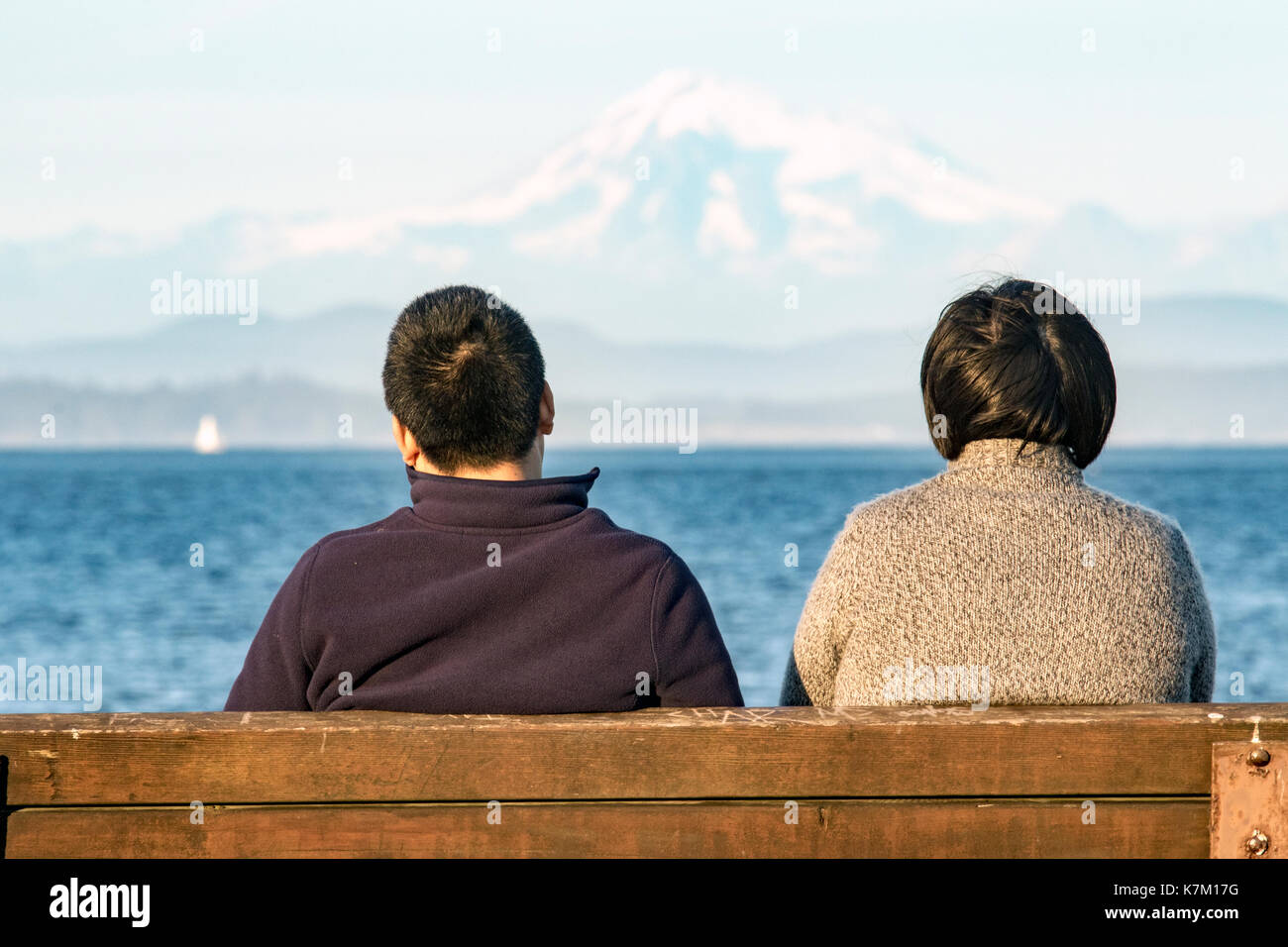 Pärchen auf Parkbank am Cattle Point, Uplands Park, Oak Bay, Victoria, Vancouver Island, British Columbia, Kanada Stockfoto