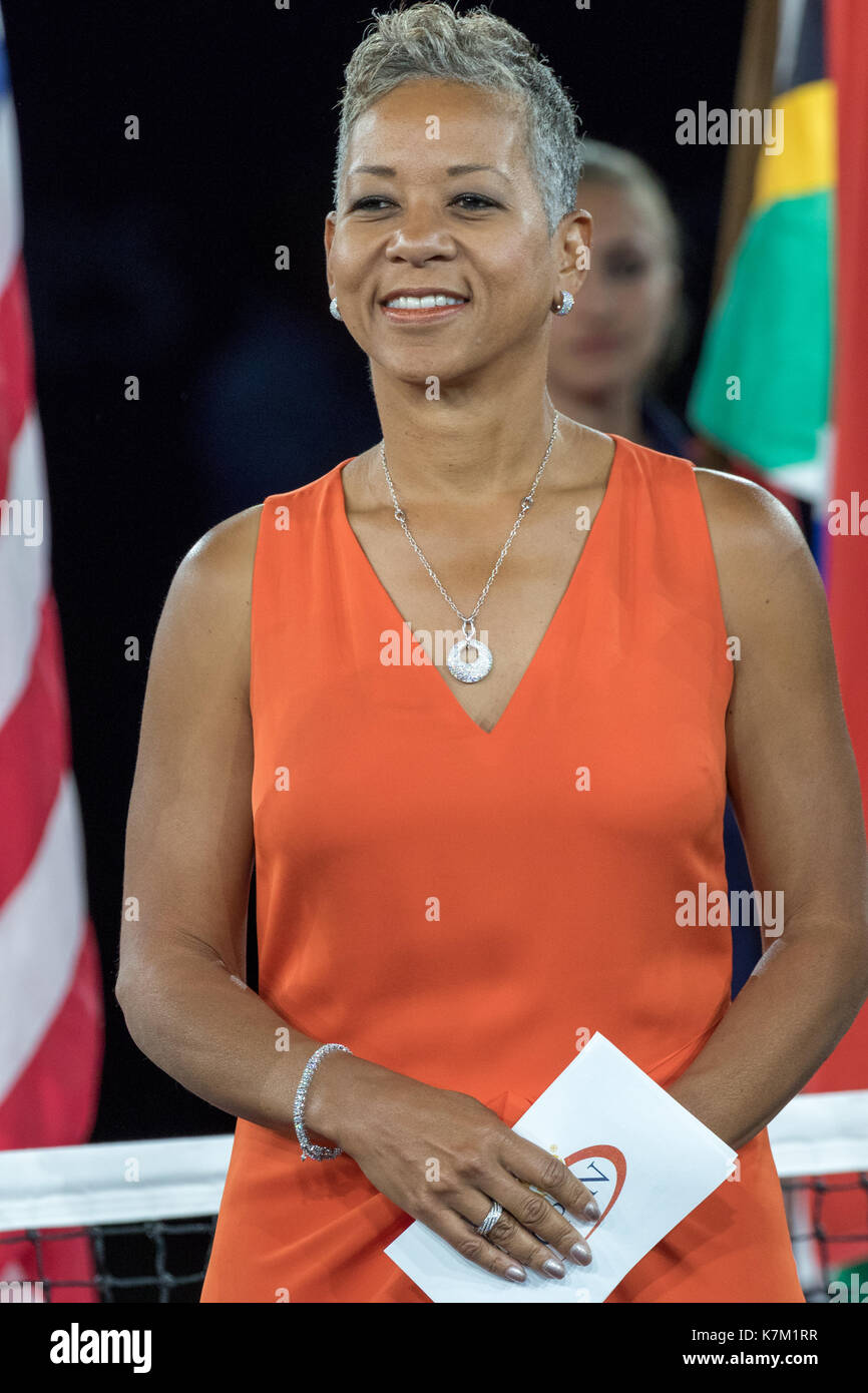 Katrina Adams ist Vorsitzender des Vorstands, CEO und Präsident der United States Tennis Association bei den Herren Singles Finale bei den US Open 2017 Stockfoto