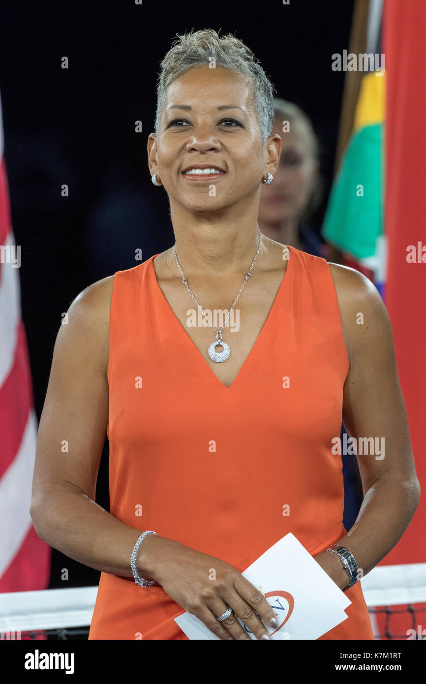 Katrina Adams ist Vorsitzender des Vorstands, CEO und Präsident der United States Tennis Association bei den Herren Singles Finale bei den US Open 2017 Stockfoto