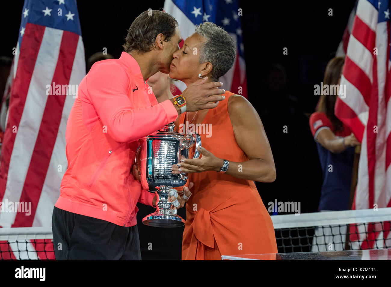 Katrina Adams ist Vorsitzender des Vorstands, CEO und Präsident der United States Tennis Association präsentiert Trophäe des Siegers zu Rafael Nadal (ES Stockfoto