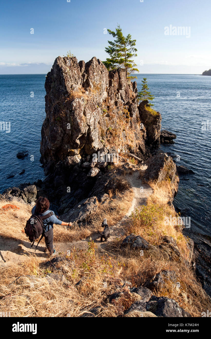 Felsige Küstenlinie auf Creyke Point Trail-East Sooke Regional Park, Sooke, Vancouver Island, British Columbia, Kanada Stockfoto