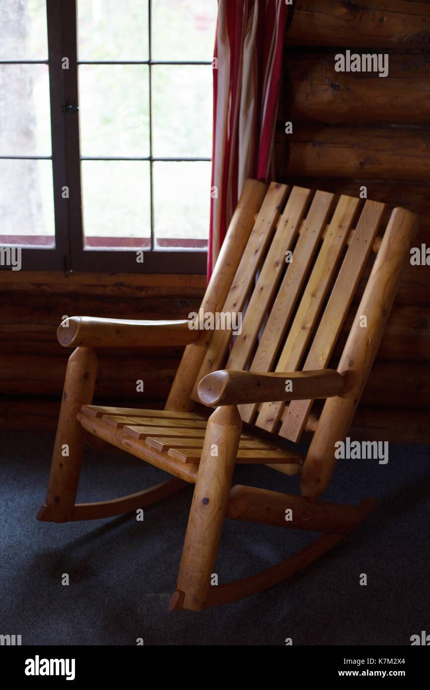Eine altmodische Holz Schaukelstuhl in einem Blockhaus. Stockfoto
