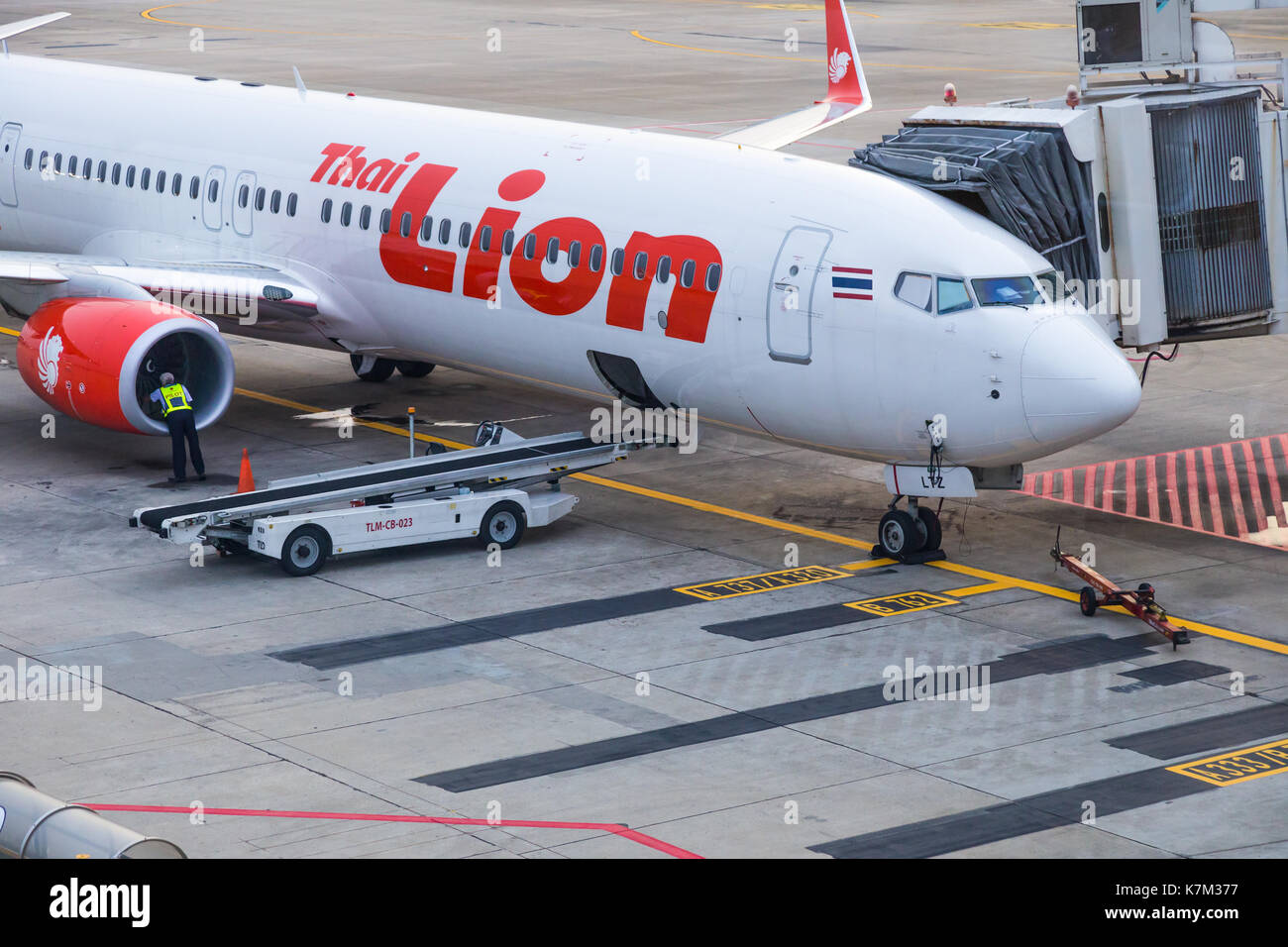 Bangkok, Thailand - 14. September 2017 - Thai Lion Air Flugzeug wartet auf Passagiere, während Techniker prüft auf den Motor im Don Muang International A Stockfoto