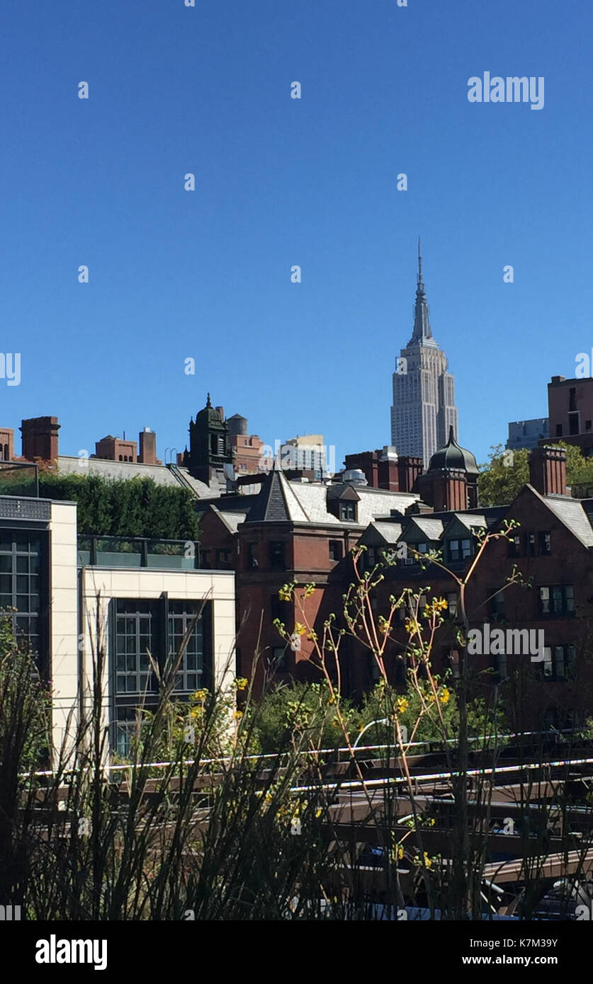 Ein Blick auf das Empire State Building genommen bilden die High Line von New York Stockfoto