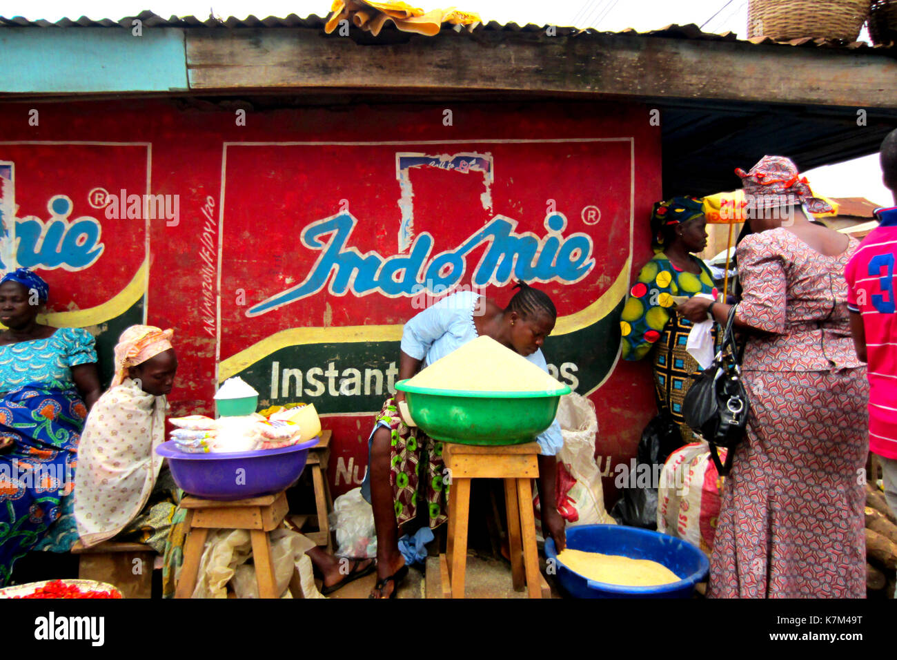Frauen verkaufen yam Mehl und andere Waren in die Stadt Lagos, Nigeria Stockfoto