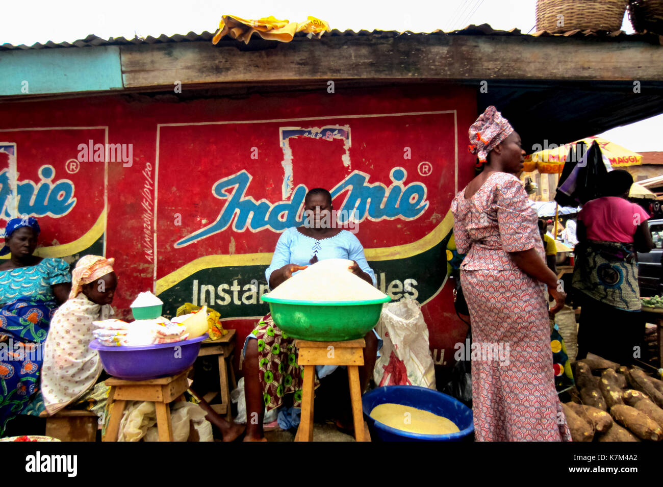 Frauen verkaufen yam Mehl und andere Waren in die Stadt Lagos, Nigeria Stockfoto