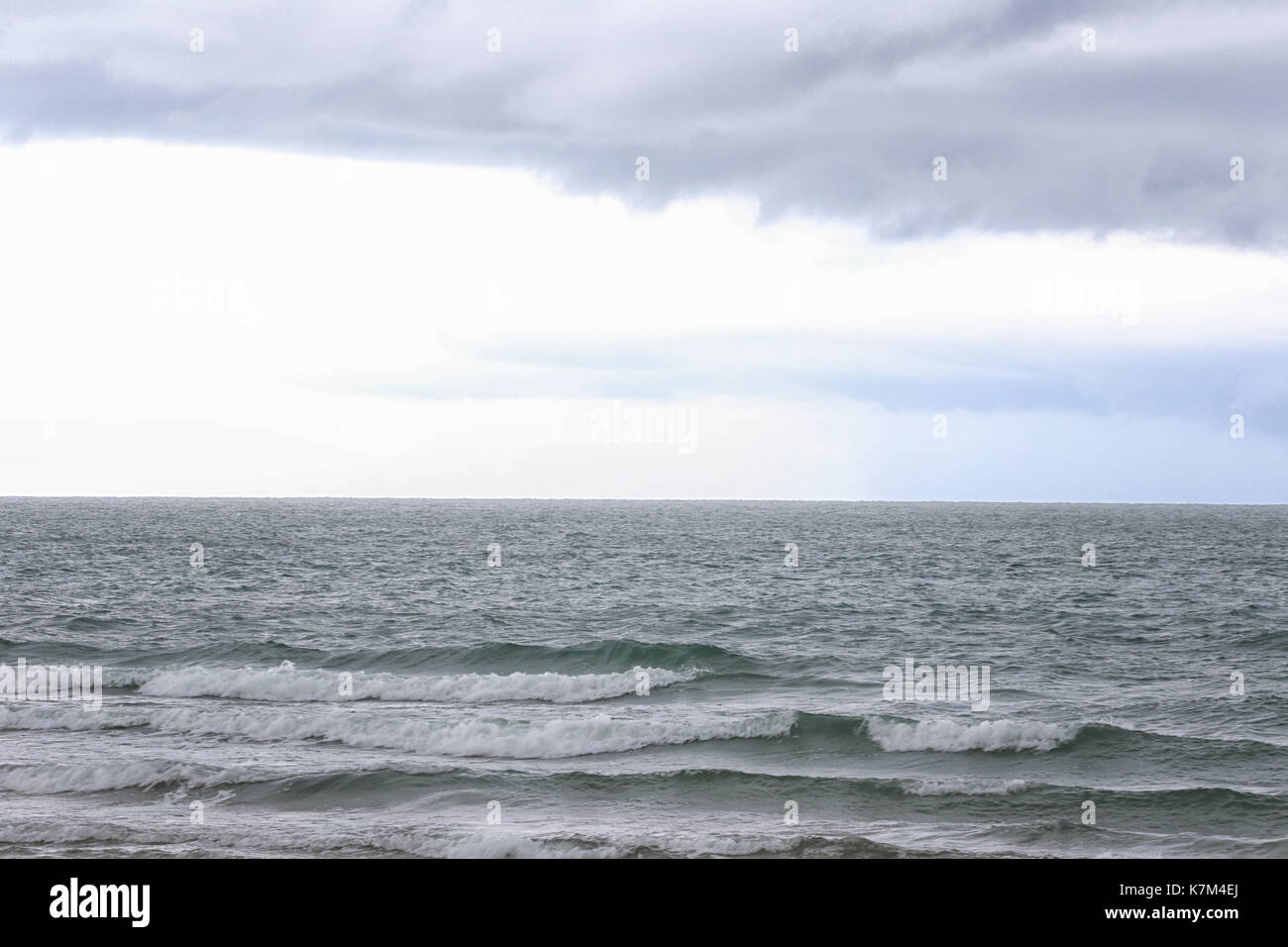 Meer und Strand Wolke Himmel, Küsten stürmen kommen. Stockfoto