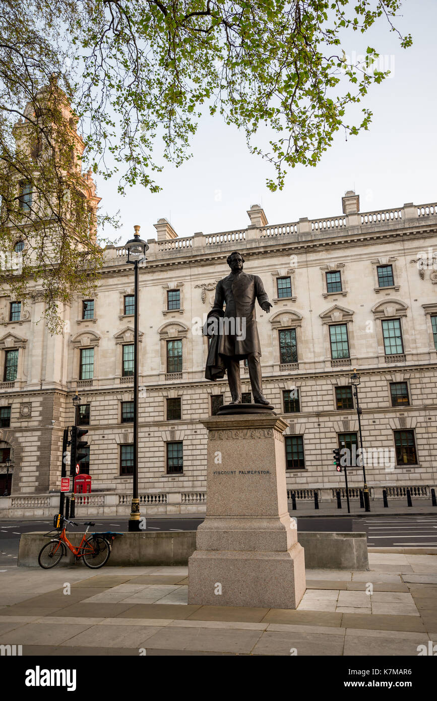 Statue von 3Rd Viscount Palmerston im Parlament Square Garden in Westminster, London Stockfoto