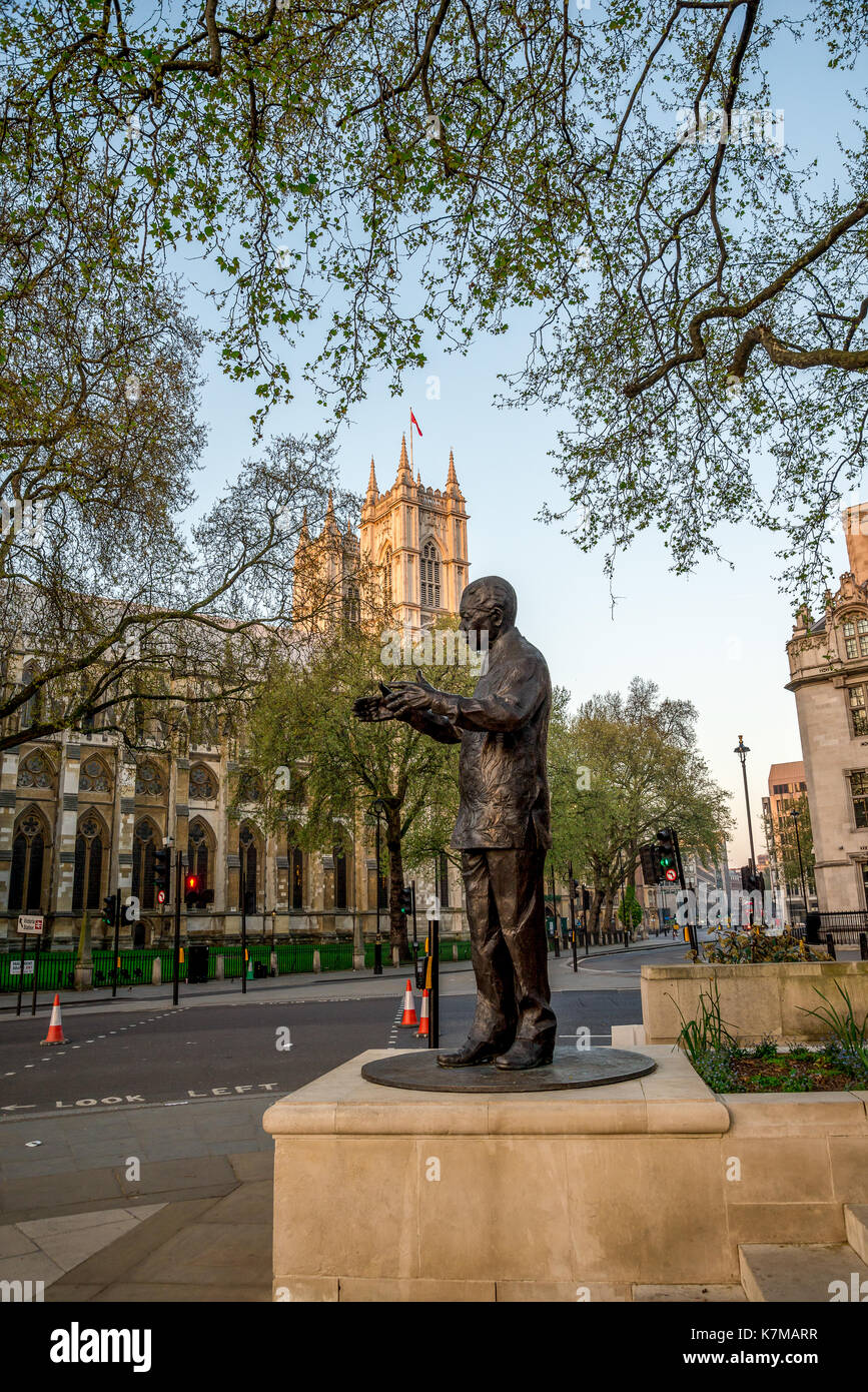 Nelson mandela statue parlament platz Fotos und Bildmaterial in hoher
