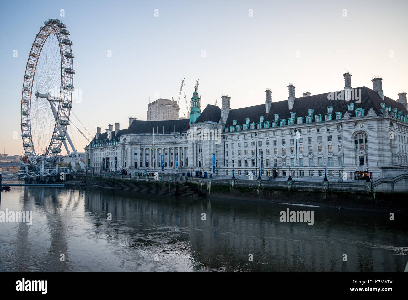 Queen's Walk, London Eye und der County Hall Fluss Gebäude am frühen Morgen, England Stockfoto