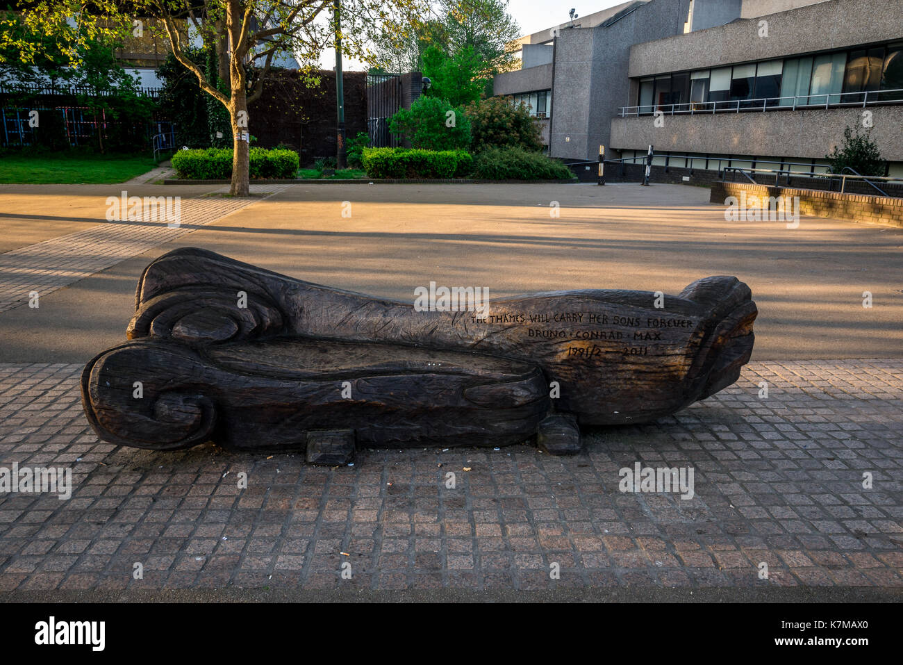 Malerische aus Holz geschnitzte Memorial Sitz des National Theatre in London, Großbritannien Stockfoto