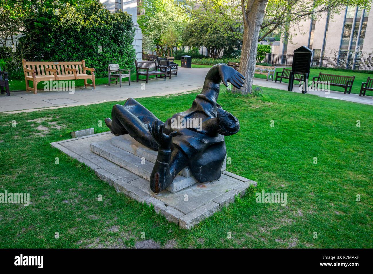 Statue von Thomas Becket in St Paul's Cathedral Friedhof in Central London, Großbritannien Stockfoto
