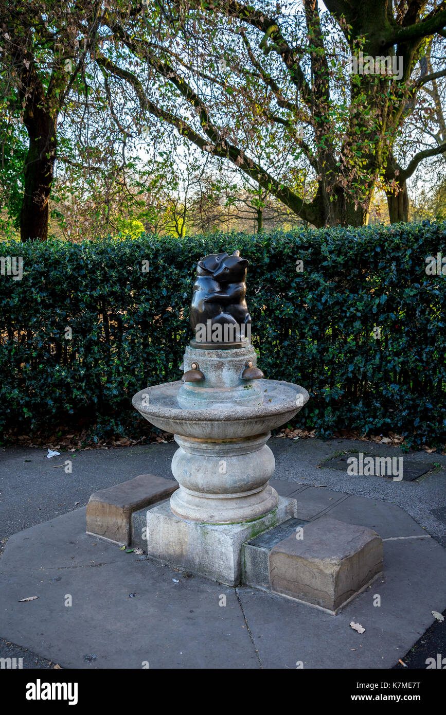 Zwei Bären Trinkbrunnen in Kensington Gardens in London, Großbritannien Stockfoto