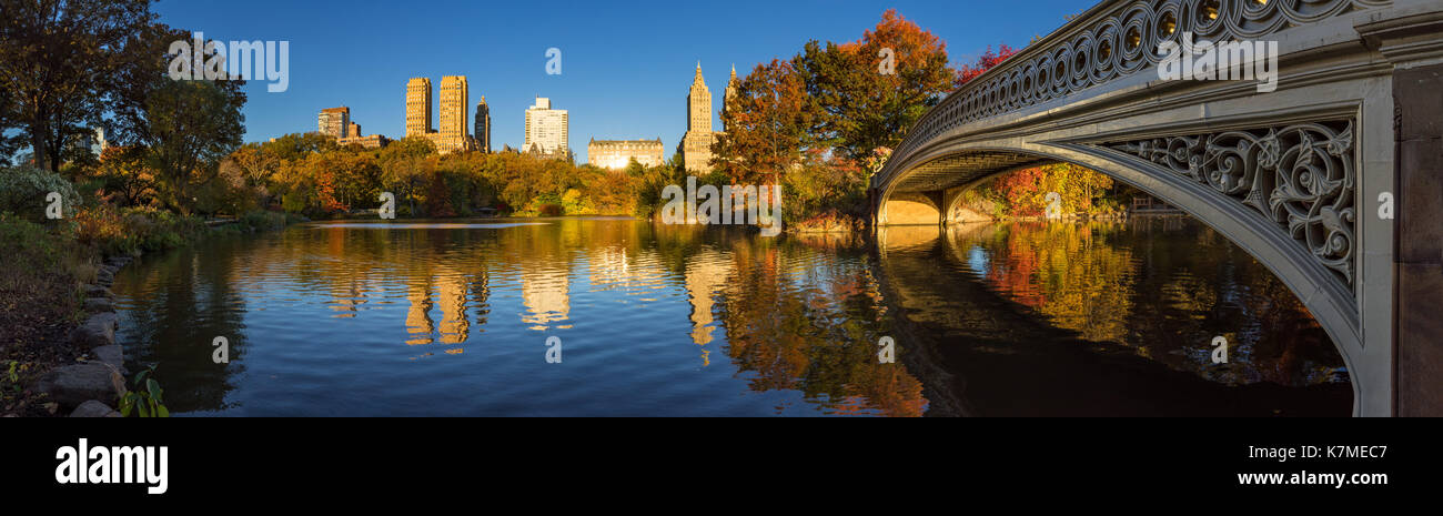 Fallen im Central Park mit dem Bogen Brücke und den See, New York City Stockfoto