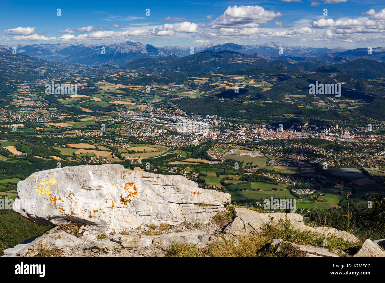 Ansicht der Stadt Spalt im Sommer. Alpes-de-Haute-Provence, Alpen, Frankreich Stockfoto