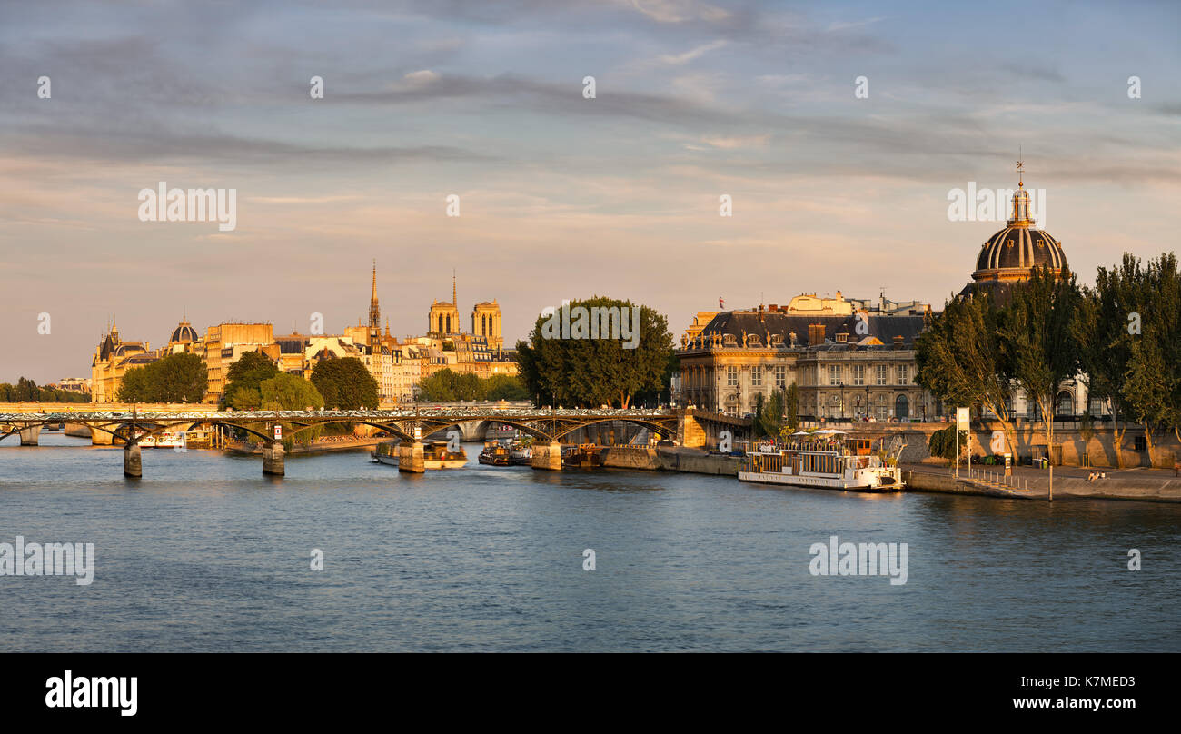 Sonnenuntergang auf dem Fluss Seine, Ile de la Cite und das Französische Institut im Sommer. Paris, Frankreich Stockfoto