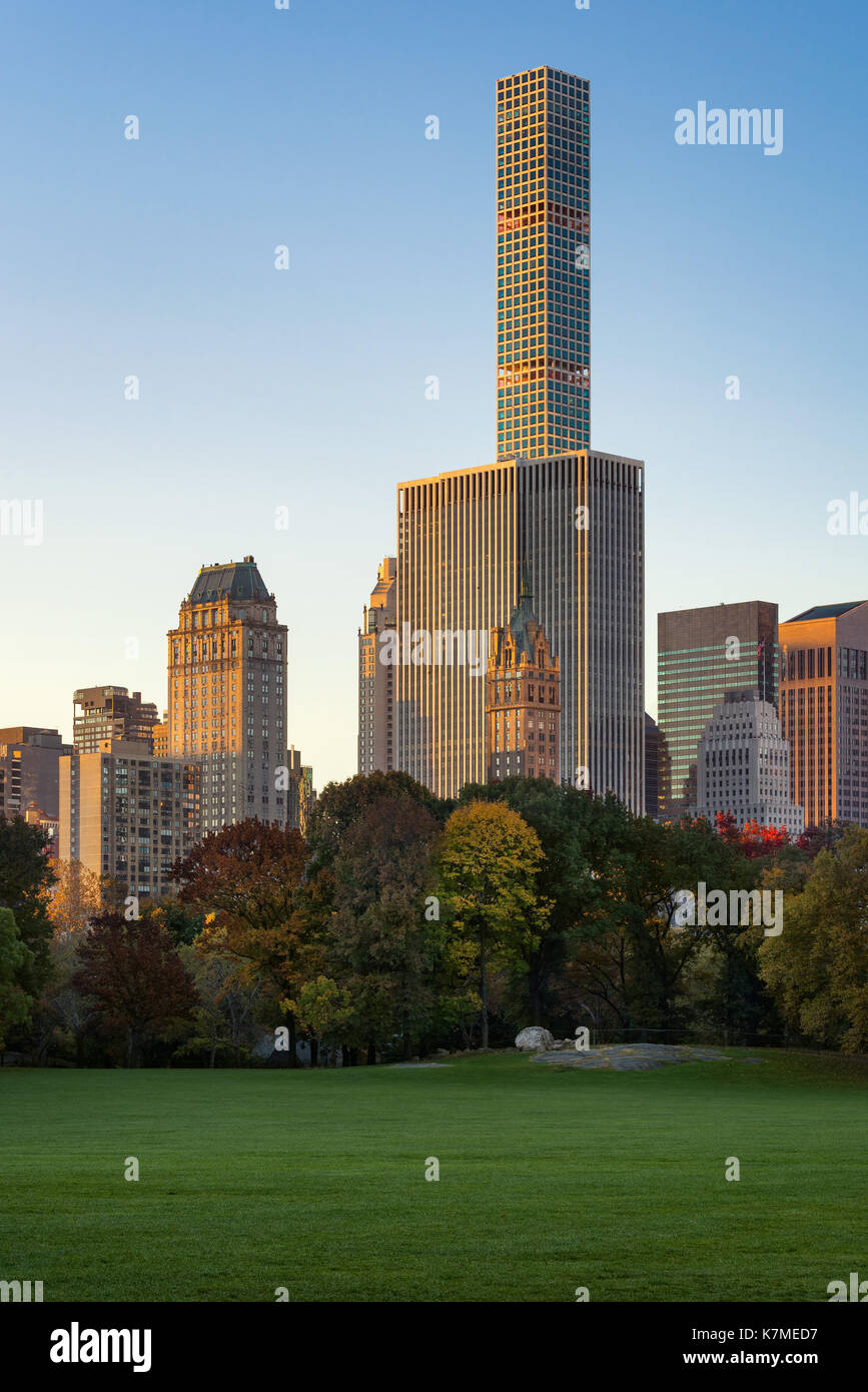 432 Park Avenue skyscraper bei Sonnenaufgang vom Central Park schafe wiese. Manhattan, New York City Stockfoto