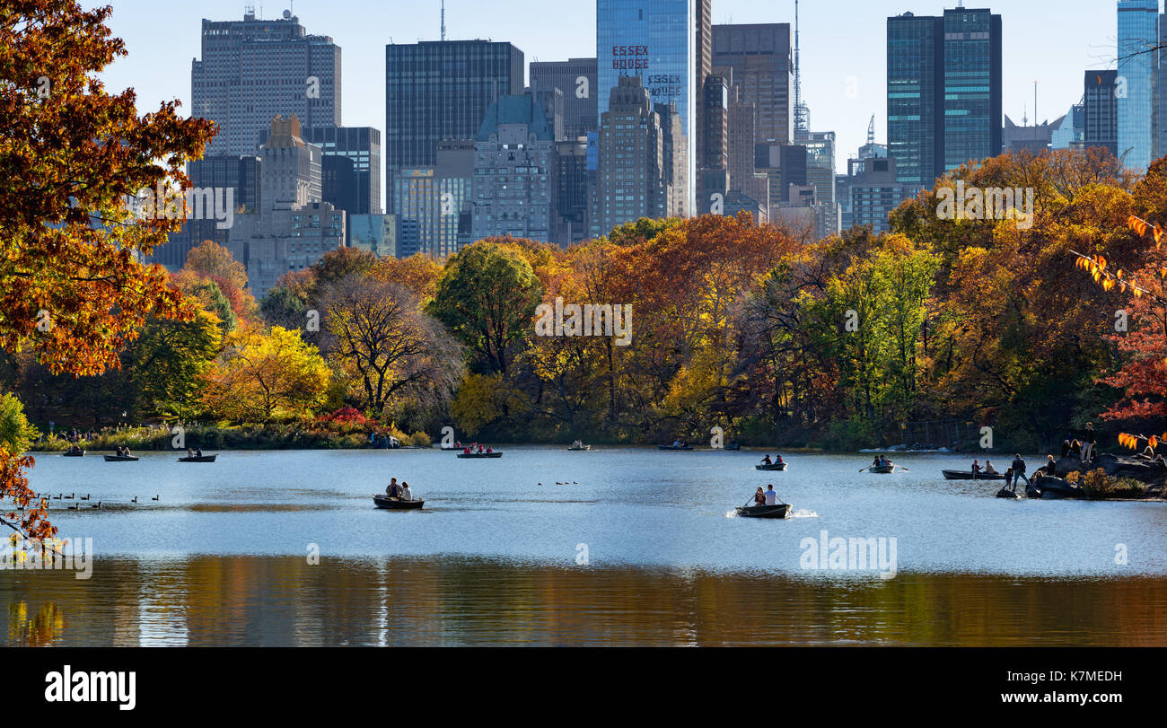 Am späten Nachmittag auf dem See im Central Park, bei der die Zeile Boote im Herbst. Manhattan, New York City Stockfoto