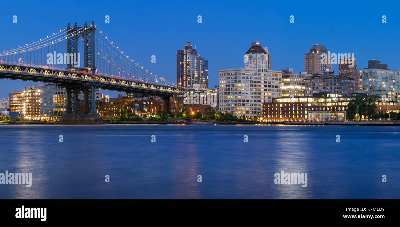 Brooklyn waterfront Neben der Manhattan Bridge (dumbo Nachbarschaft - Main Street Park) in der Dämmerung. New York City Stockfoto