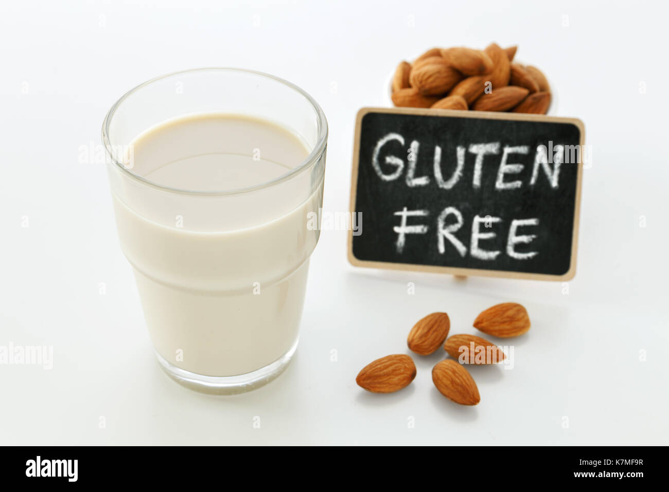 Mandelmilch mit glutenfreien Zeichen auf weißem Hintergrund Stockfoto