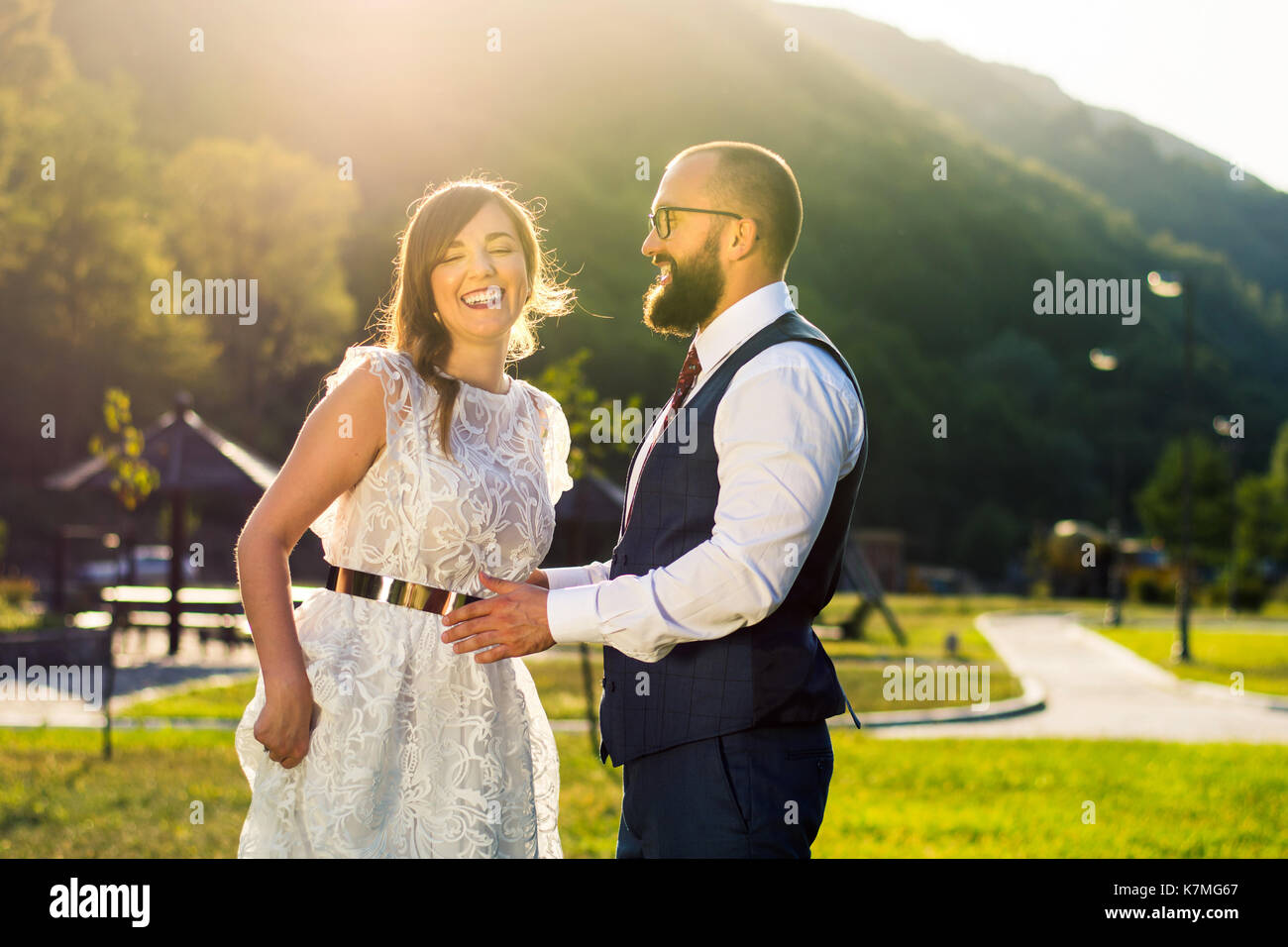 Glückliche Braut und Bräutigam bei der Hochzeit Zeremonie im Freien Stockfoto
