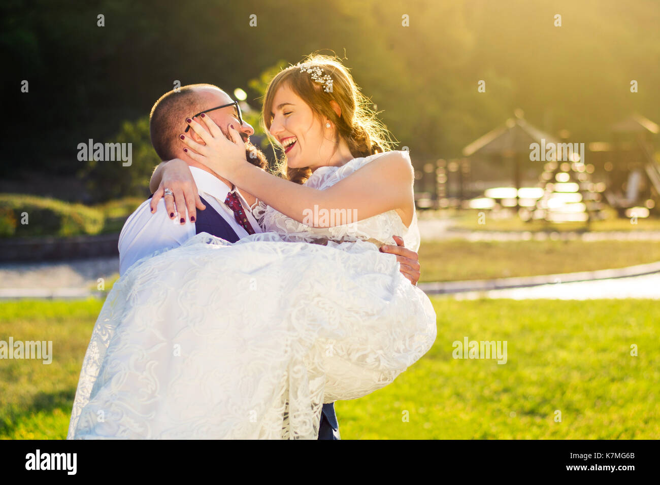 Bräutigam, die Braut in seine Arme, Hochzeit paar Spaß Stockfoto