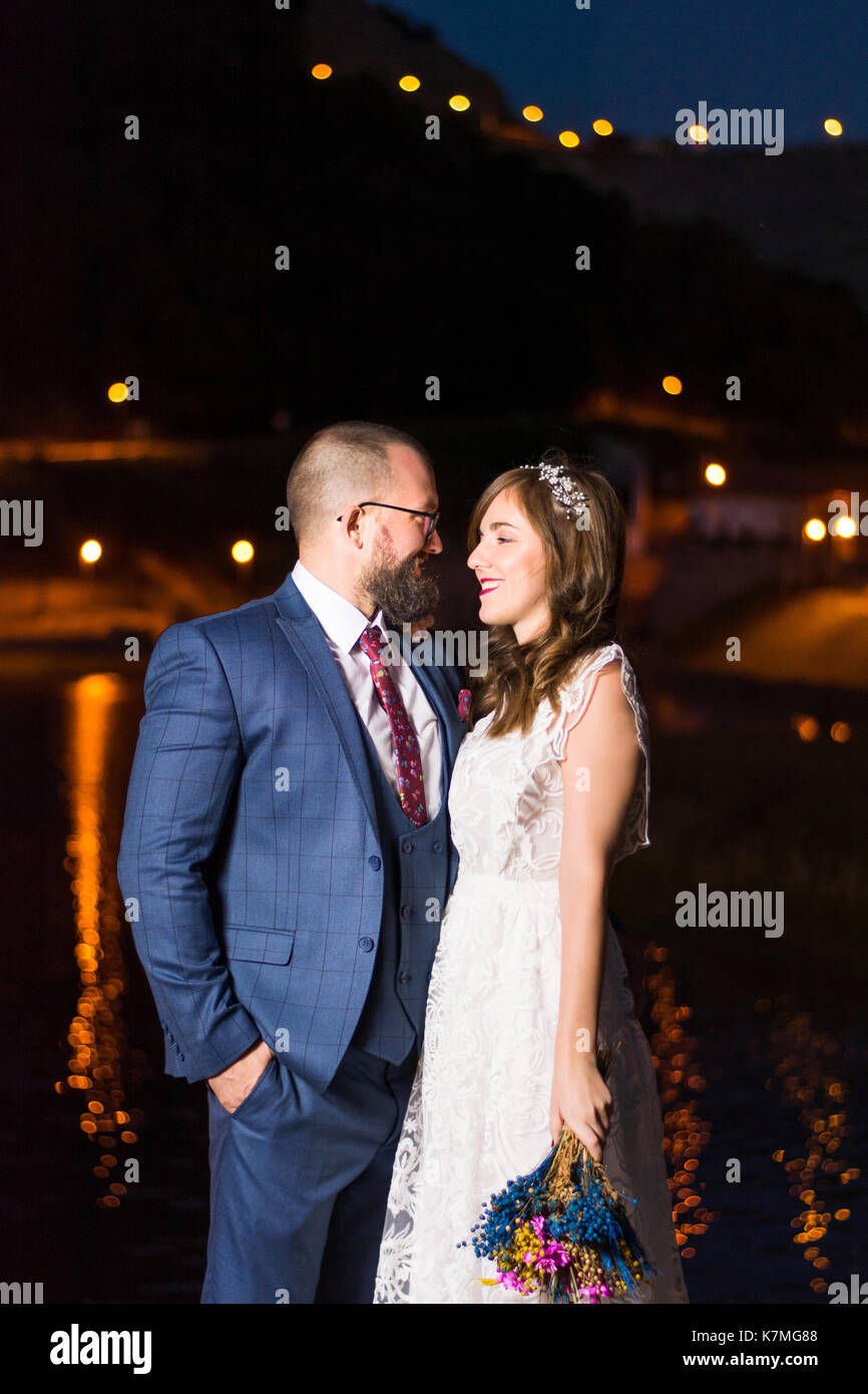Hochzeit paar am See stehen in der Nacht Stockfoto