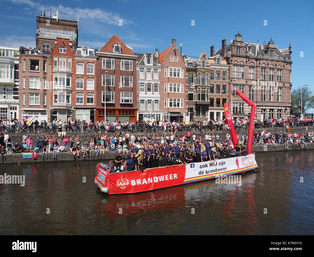 Boot 6 bei der Canal Parade 2017 in Amsterdam, die die lebhafte und farbenfrohe Atmosphäre der jährlichen LGBTQ+-Feier entlang der Kanäle der Stadt zeigt. Stockfoto