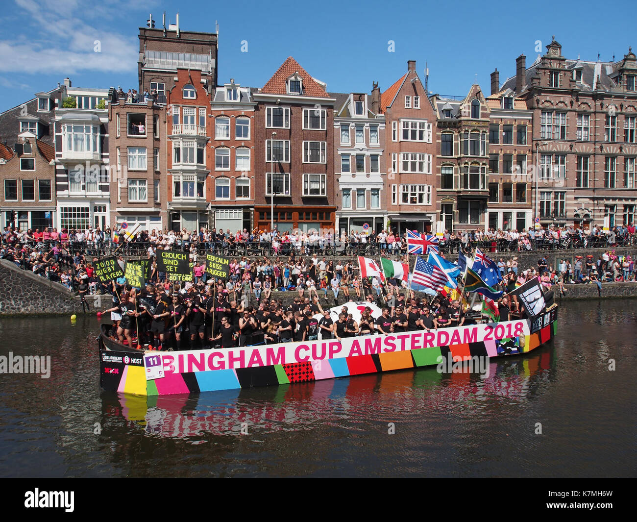 Boat 11 nahm 2017 an der Canal Parade in Amsterdam Teil, einer Veranstaltung, die Vielfalt und Integration zelebrierte. Dieses Boot war Teil des Bingham Cup, einem internationalen Rugby-Turnier, das die Inklusivität von LGBT+ förderte. Stockfoto