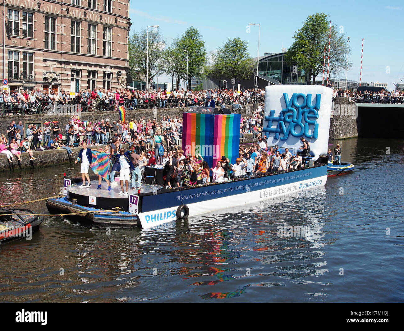 Boot 17 in der Canal Parade von Amsterdam 2017 war Teil der jährlichen LGBTQ+ Feier, mit kreativer Dekoration und Solidarität mit der Gemeinschaft in den Kanälen der Stadt. Stockfoto