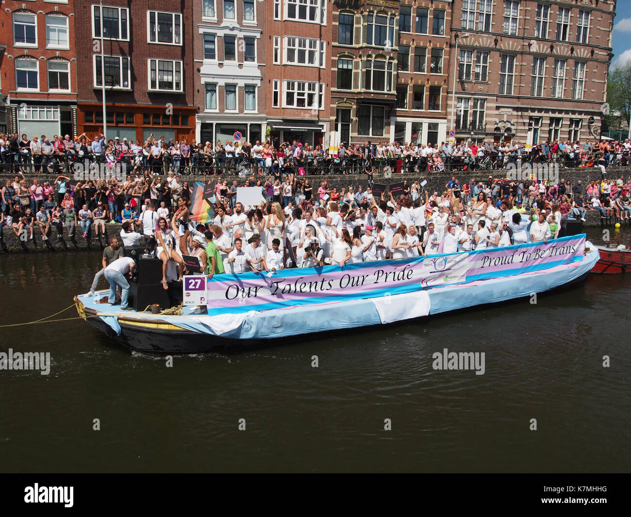 Boat 27, genannt „Proud to Be Trans“, nahm 2017 an der Canal Parade in Amsterdam Teil und unterstrich die Sichtbarkeit und den Stolz von Transgender innerhalb der LGBTQ+ Community. Stockfoto