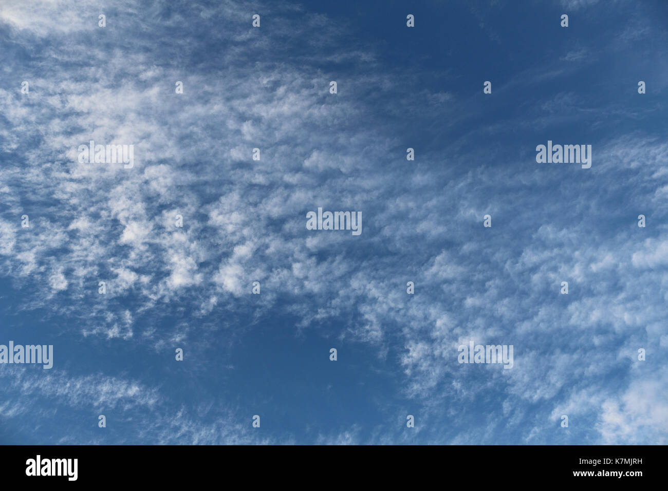 Fluffy Clouds (-) von unten gesehen. Stockfoto