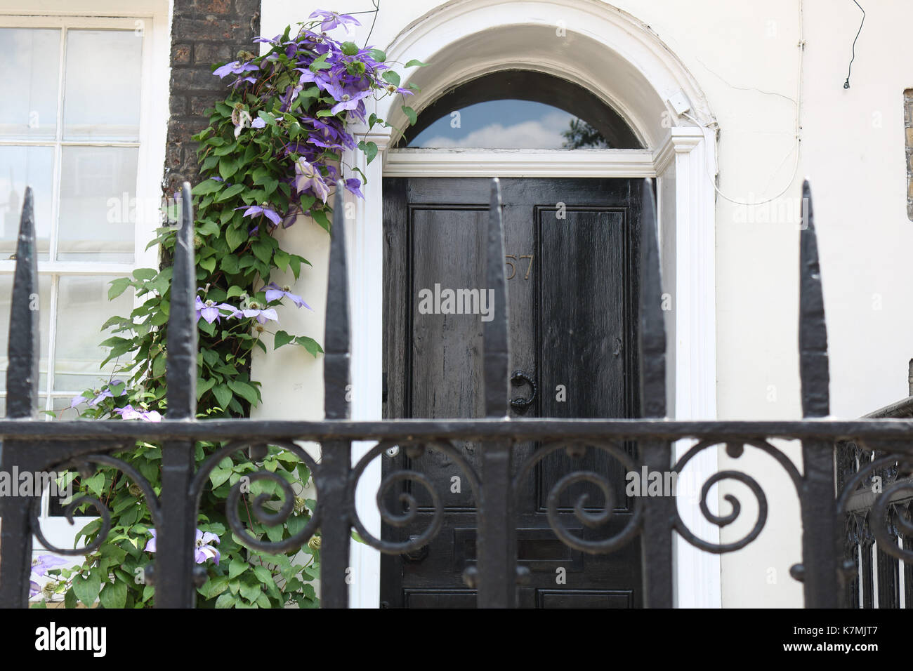 Vordere Tür des Central City House. London, UK. Stockfoto