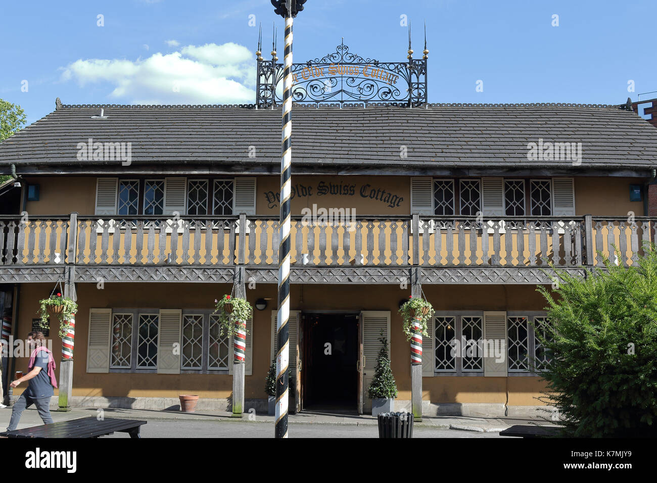 Ye Olde Swiss Cottage Pub, Vorderansicht. London, UK. Stockfoto